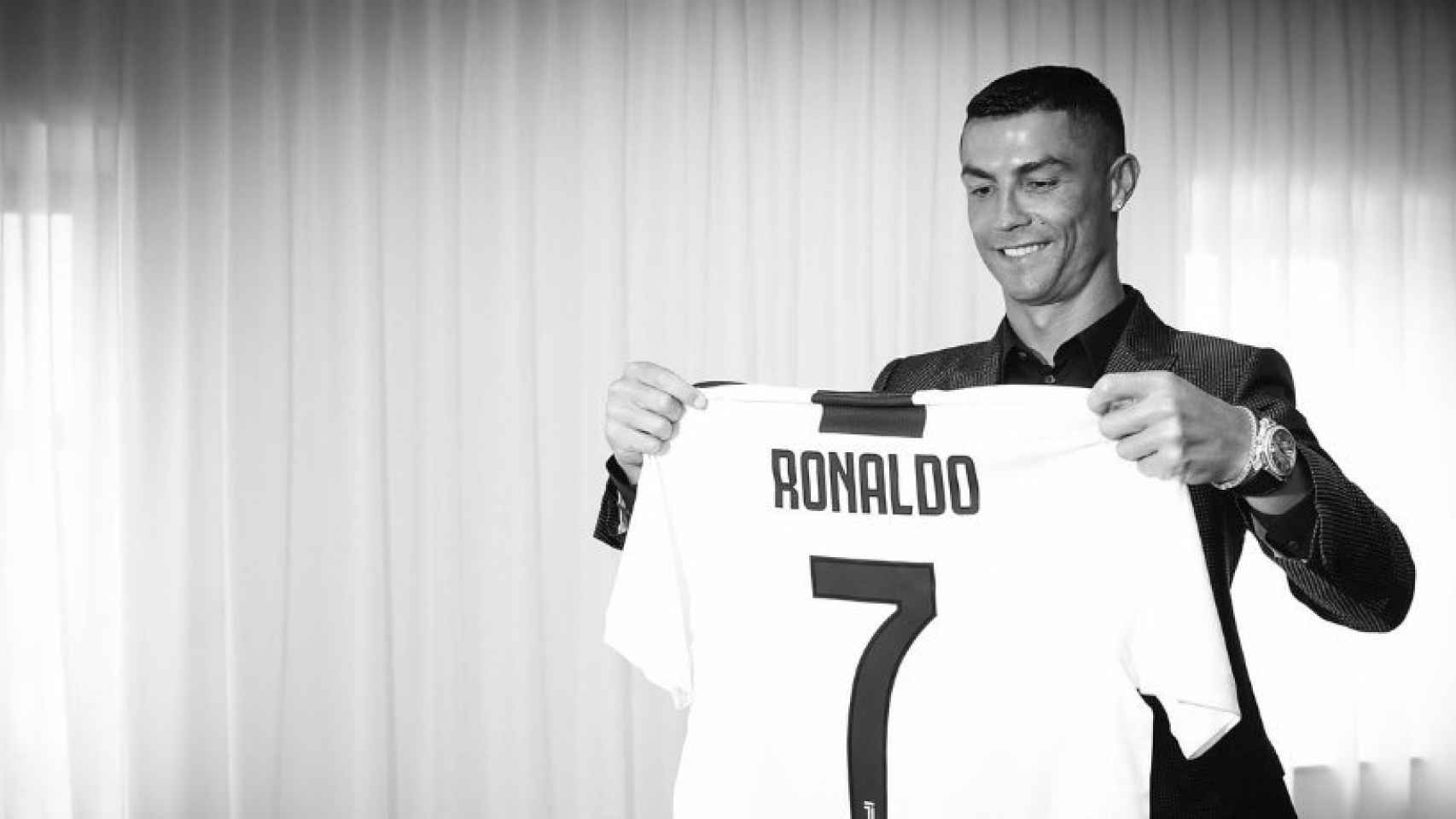 Cristiano Ronaldo mirando la camiseta de la Juventus. Foto: Twitter (@Juventusfc).