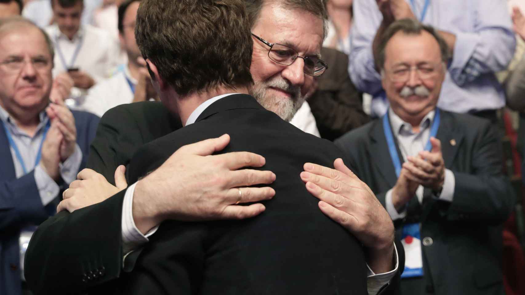 Rajoy abraza a PAblo Casado tras confirmarse su victoria en el Congreso del PP.