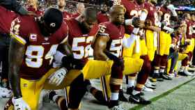 Los jugadores de los Washington Redskins se arrodillan durante la ejecución del himno nacional