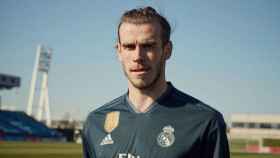 Bale posa con la nueva camiseta del Madrid