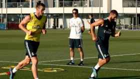 Bale y Benzema corren ante la mirada de Lopetegui