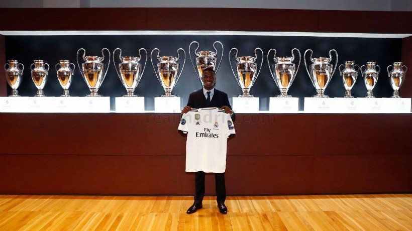 Vinicius posa con la camiseta del Real Madrid