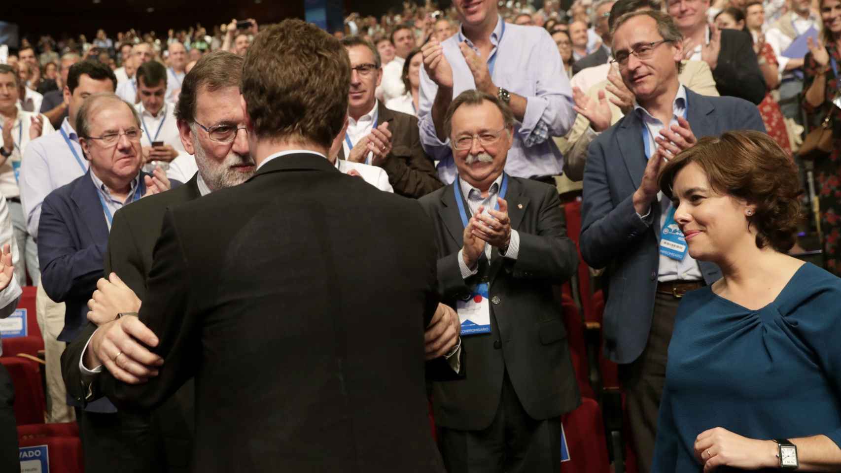 Rajoy, circunspecto, saluda a Casado tras su victoria en el Congreso del PP.
