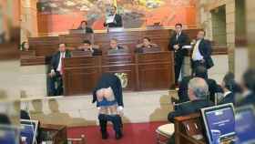 El senador Antanas Mockus se baja los pantalones en la constitución del Congreso de Colombia.