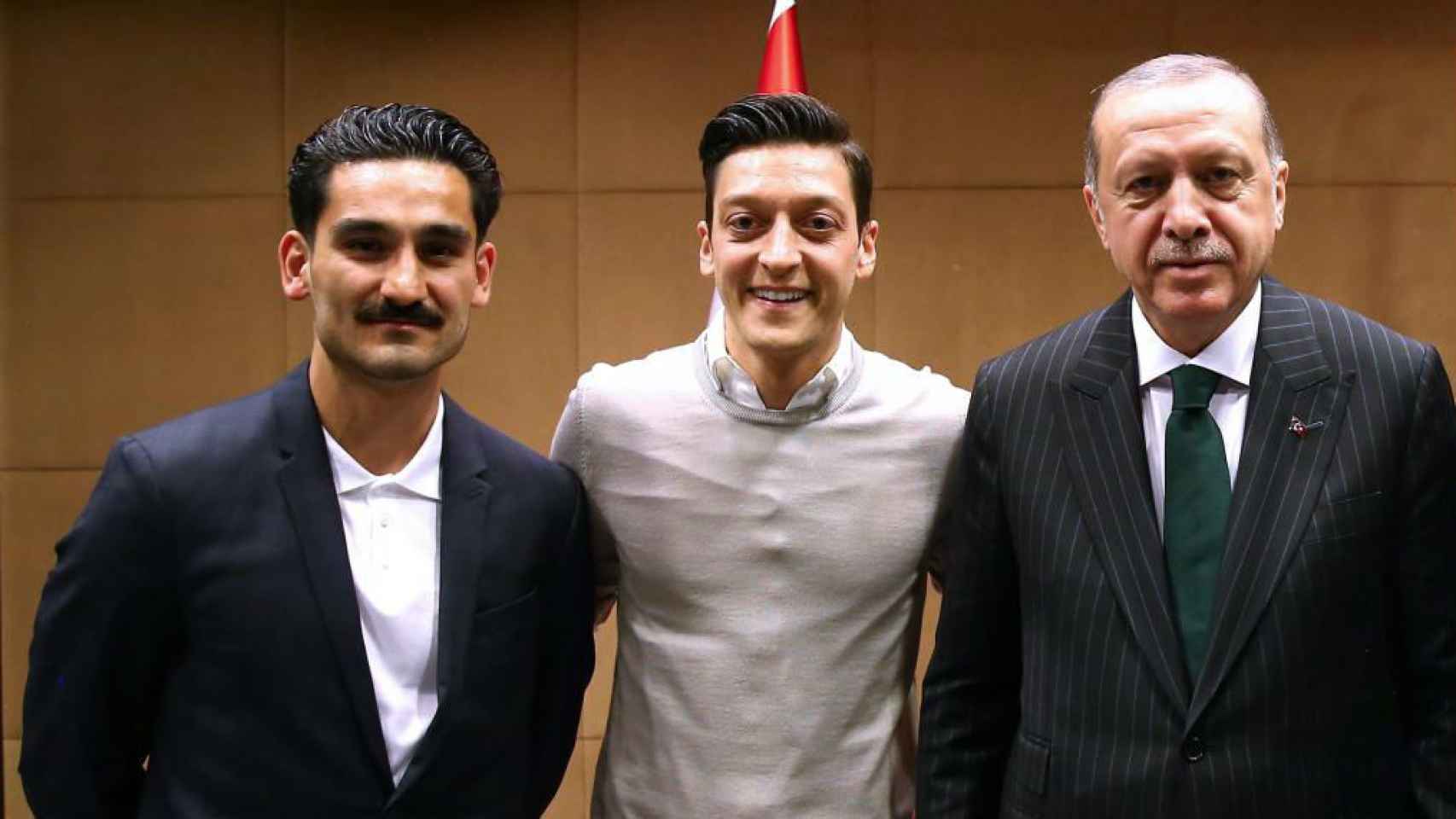 Özil se defiende de las críticas por su foto con Erdogan