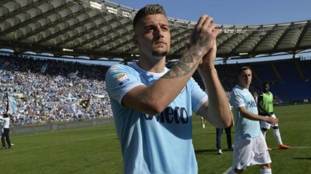 Milinkovic-Savic aplaudiendo a la afición de la Lazio. Foto: sslazio.it