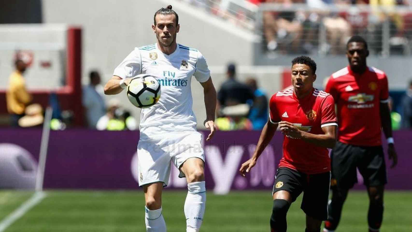 Gareth Bale controla un balón en el partido ante el United