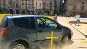 El coche que conducía Miquel, en la plaza de Vic, arrollando algunas cruces.