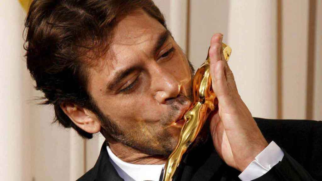 Javier Bardem besa su premio Oscar.
