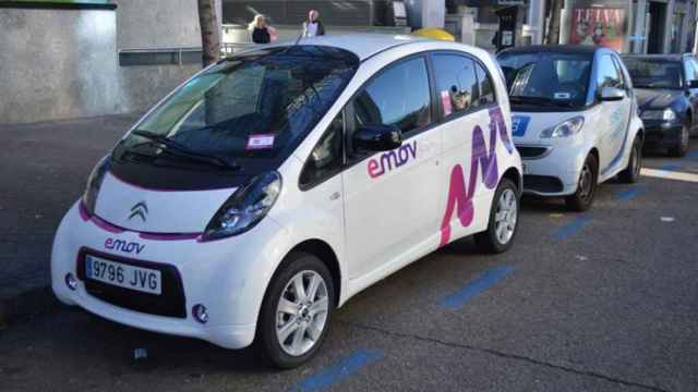 Vehículos de Car2go y Emov estacionados en las calles de Madrid.