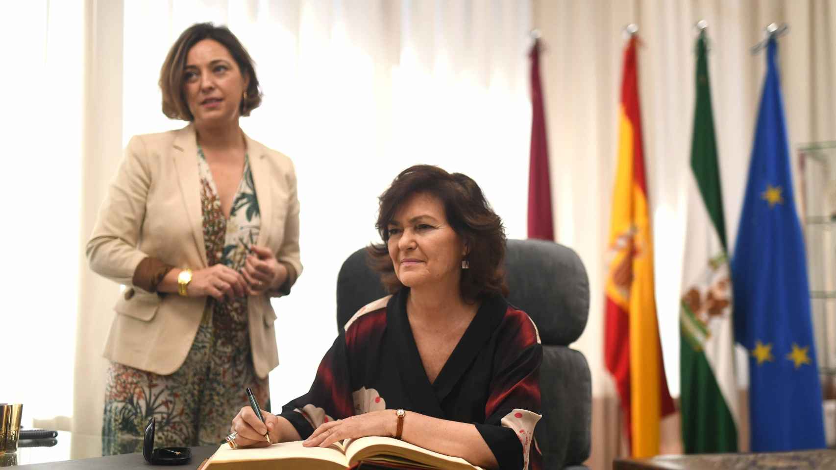 Carmen Calvo junto a la alcaldesa de Córdoba este lunes.
