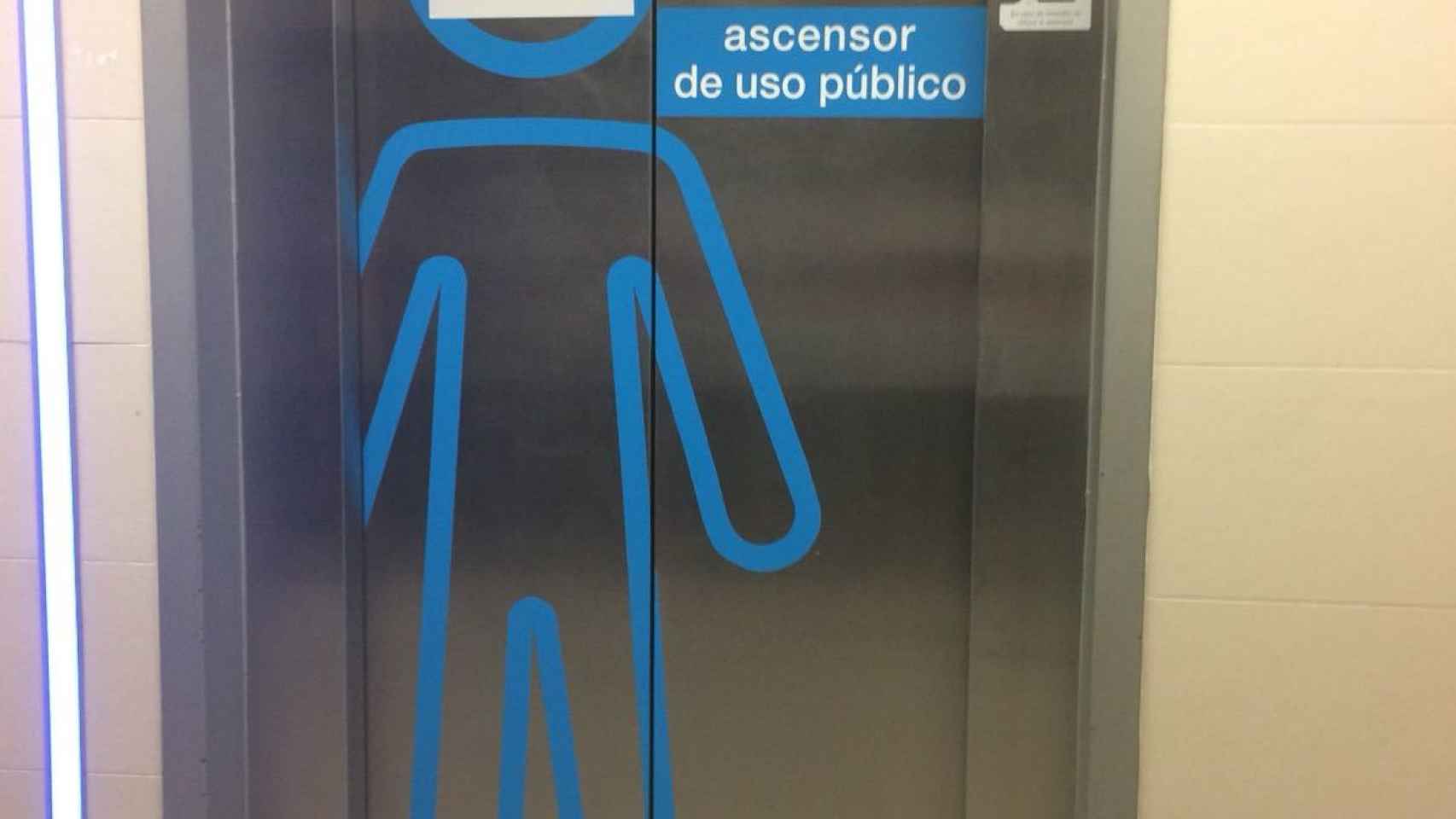 El ascensor 54 del Hospital La Paz permanece cerrado.