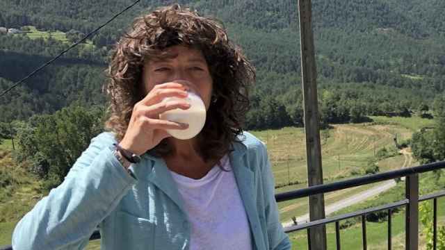 Teresa Jordá bebiendo un vaso de leche cruda.