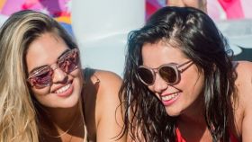 Dos modelos posando con gafas de sol de la marca 'Roberto'.