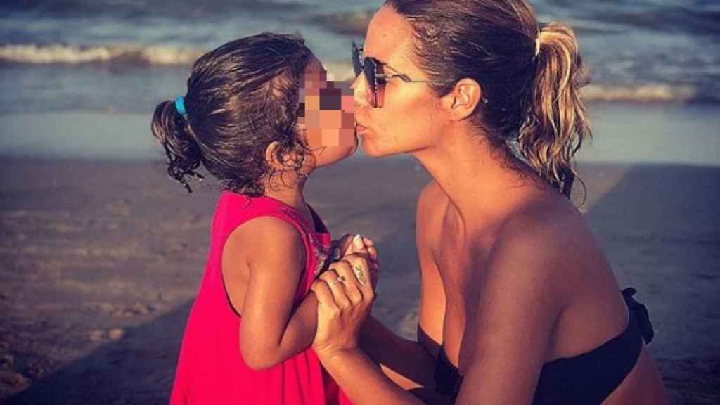 Tamara Gorro dándose un beso con su hija Shaila en una foto de sus redes sociales.