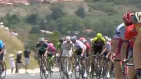 El Tour echa a un ciclista del Sky por agredir a un rival en plena carrera