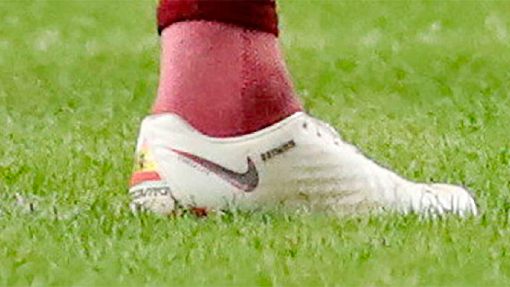Andrés Iniesta incluye la bandera de España en sus nuevas botas