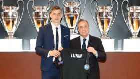 Lunin, presentado con el Real Madrid junto a Florentino Pérez