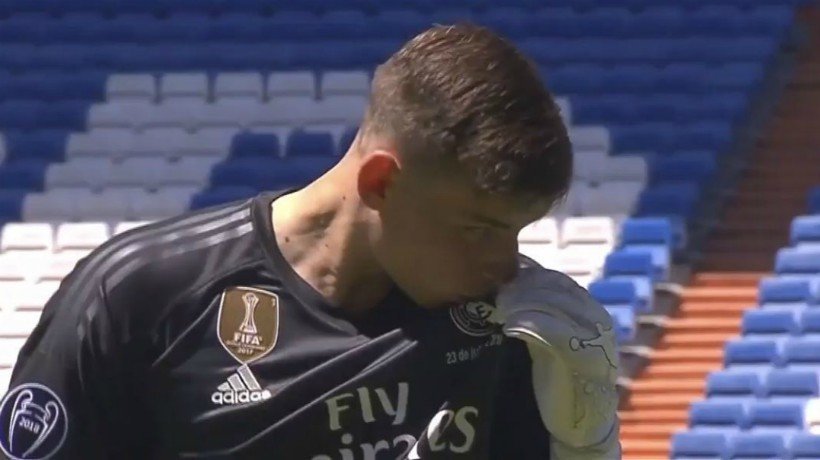 Lunin se besa el escudo del Real Madrid