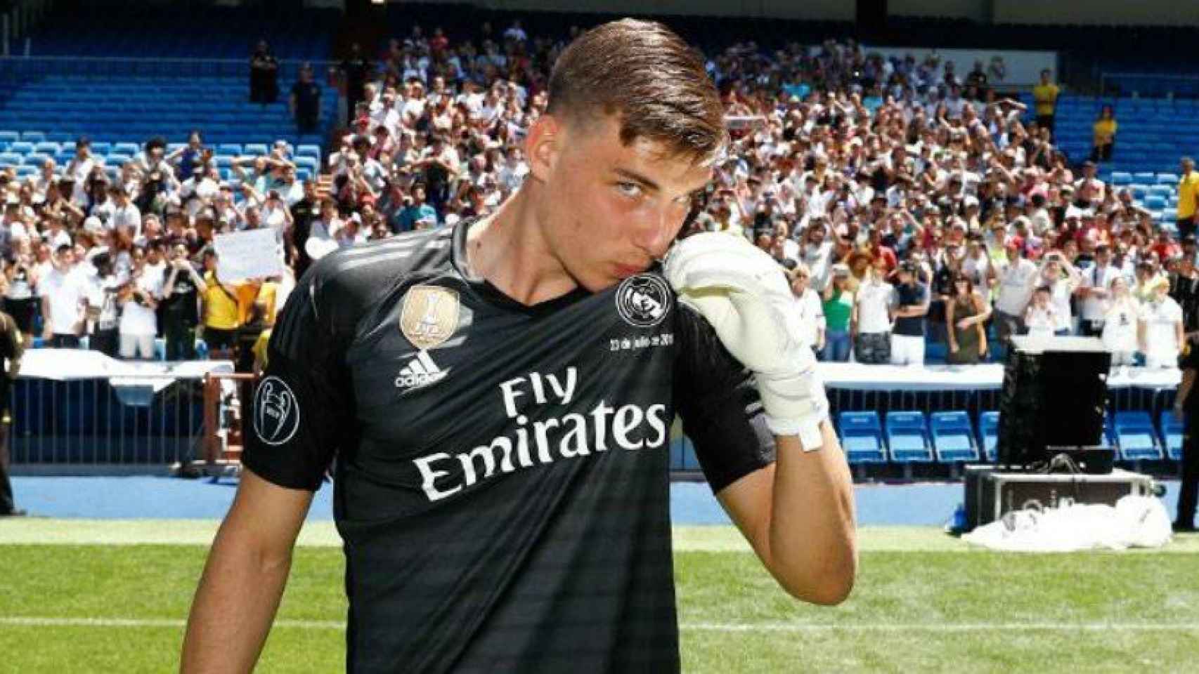 Lunin se besa el escudo dirante su presentación con el Real Madrid