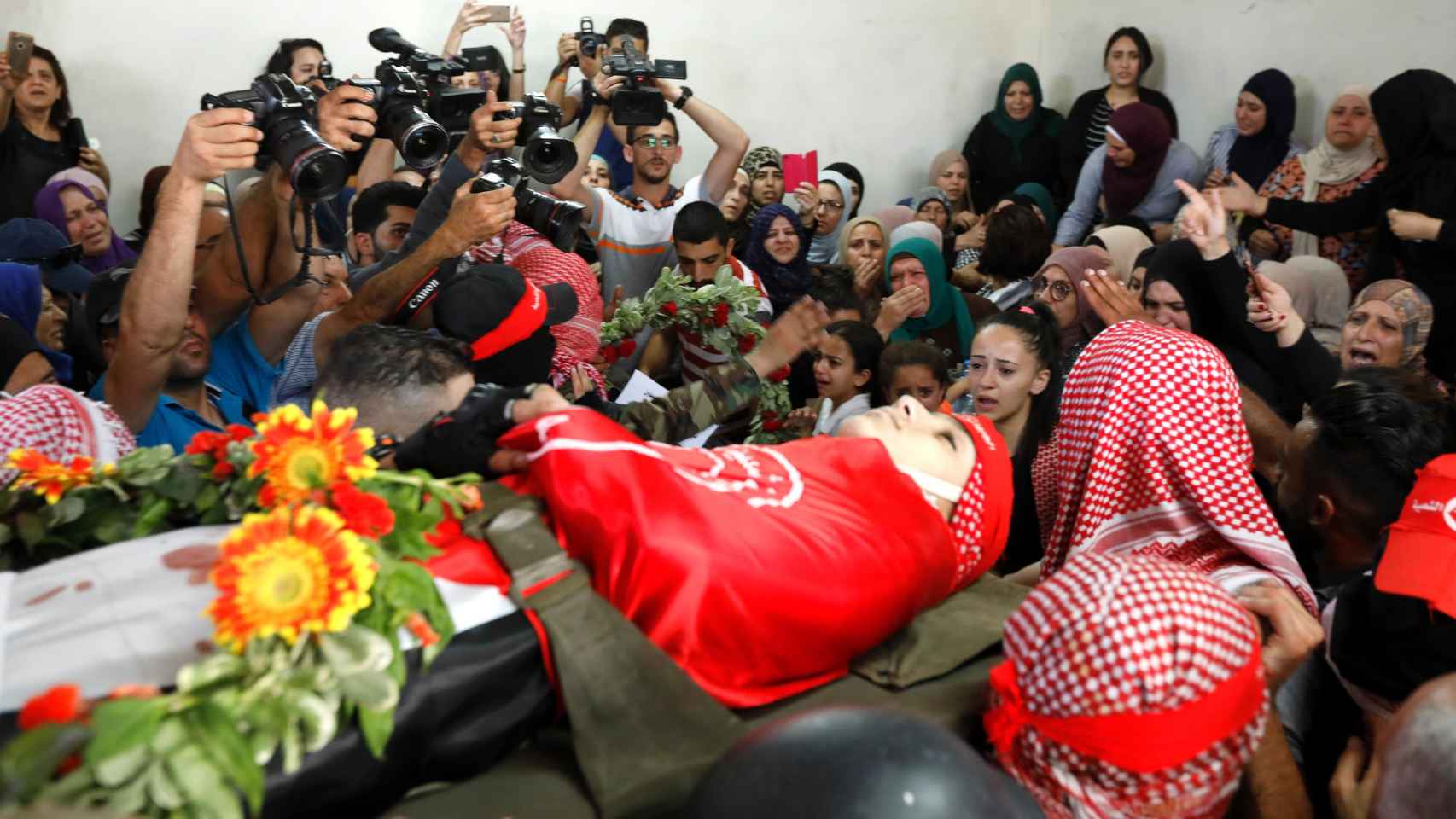 Palestinos portan el cuerpo del joven Arkan Mezeher durante su funeral en el campo de refugiados