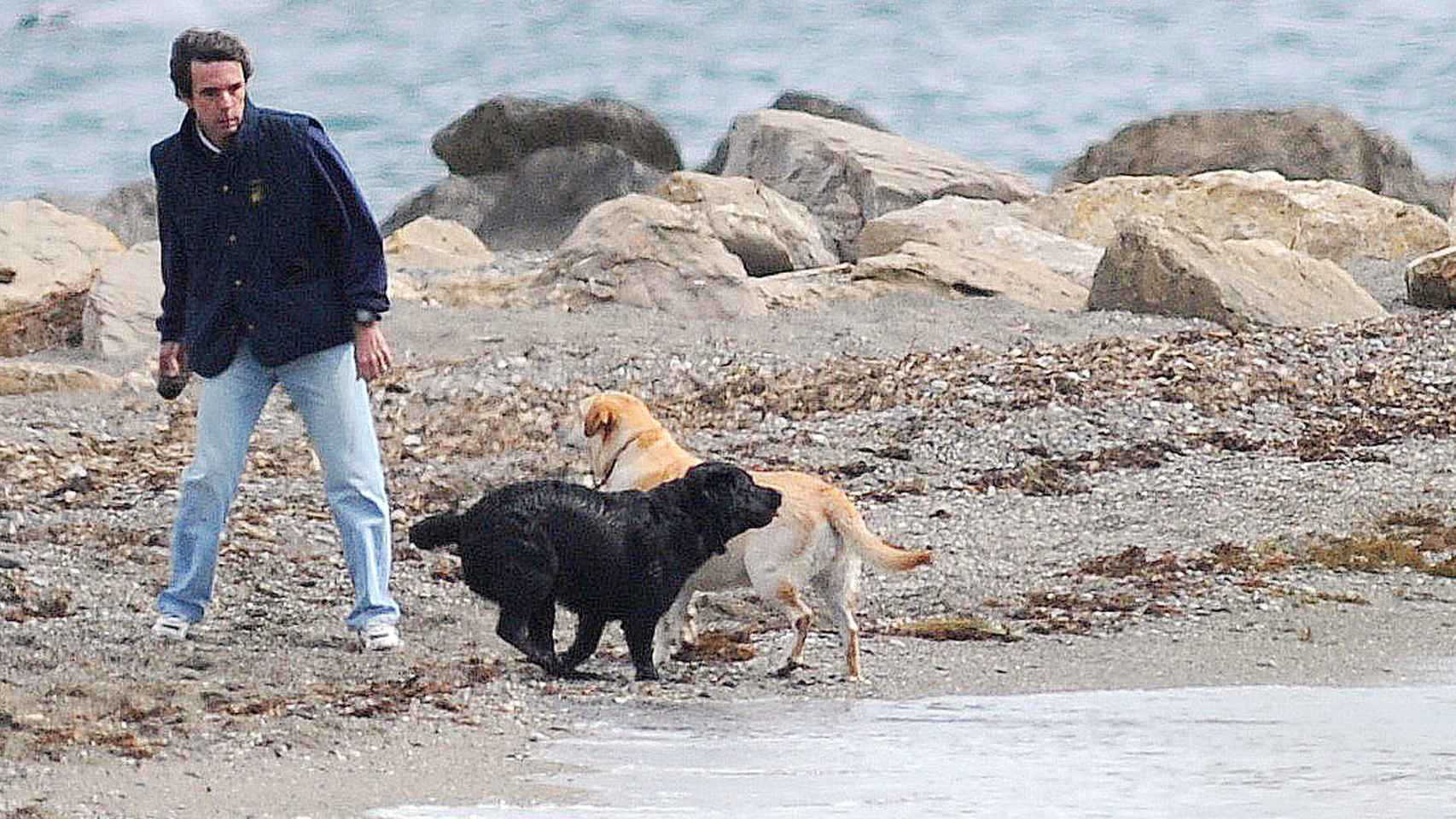 José María Aznar paseando a sus perros en Marbella (foto de archivo).