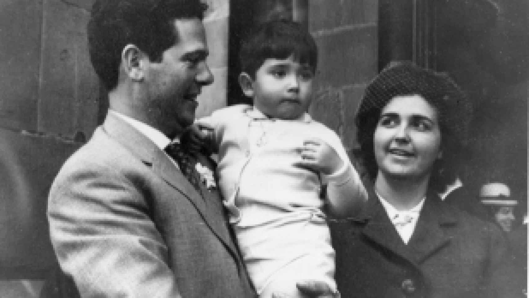 Miguel Ángel, de pequeño con sus padres: Ángel Martínez Saracho e Isabel Santamaría Bereincua.
