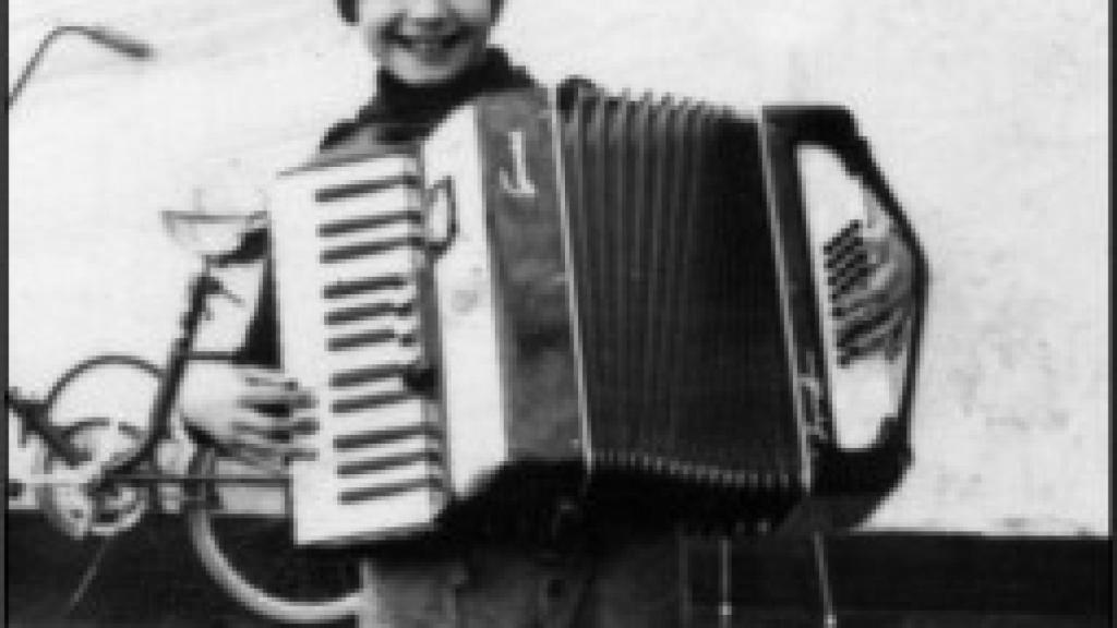 Miguel Ángel, de pequeño tocando un acordeón.