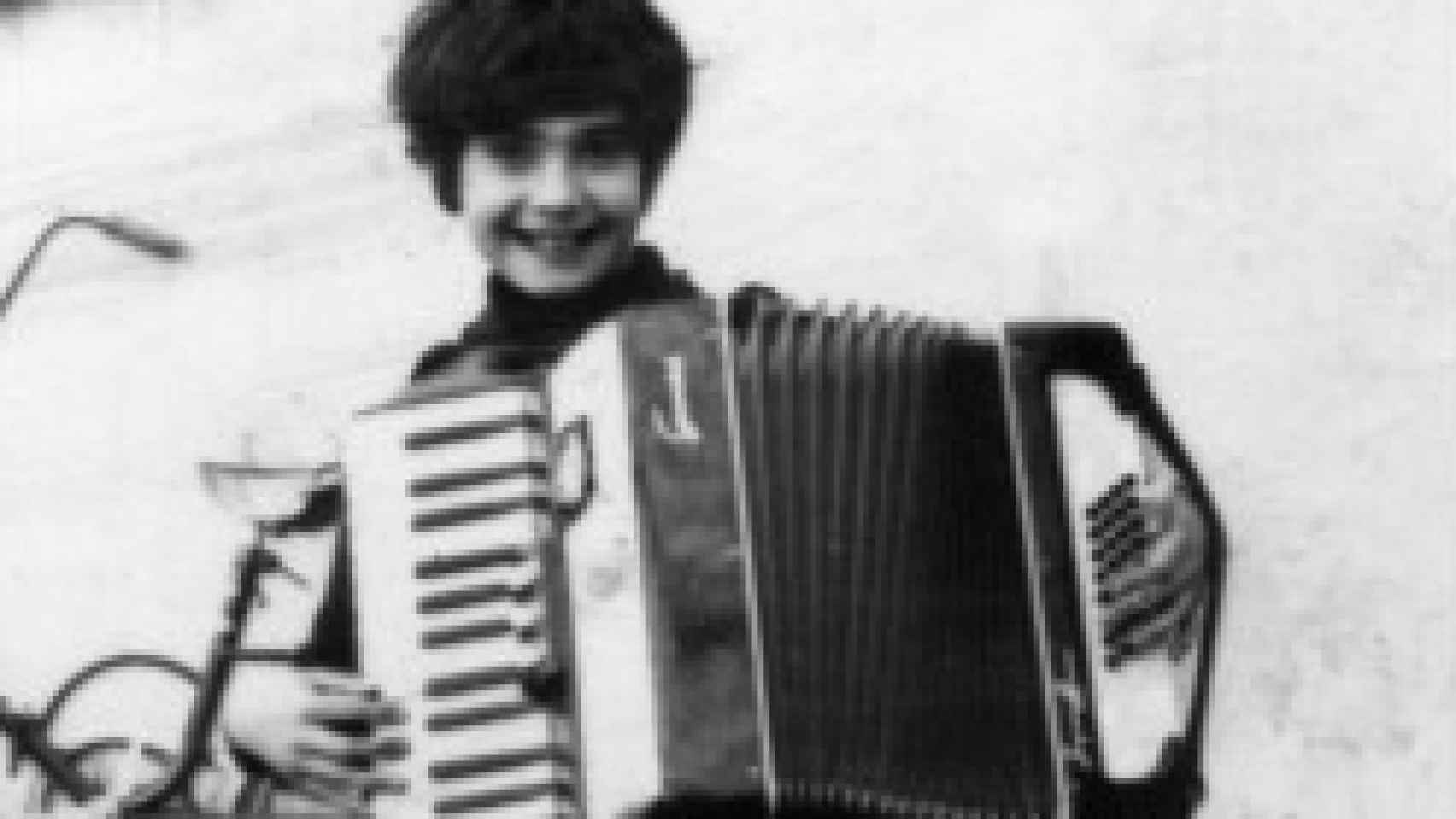 Miguel Ángel, de pequeño tocando un acordeón.