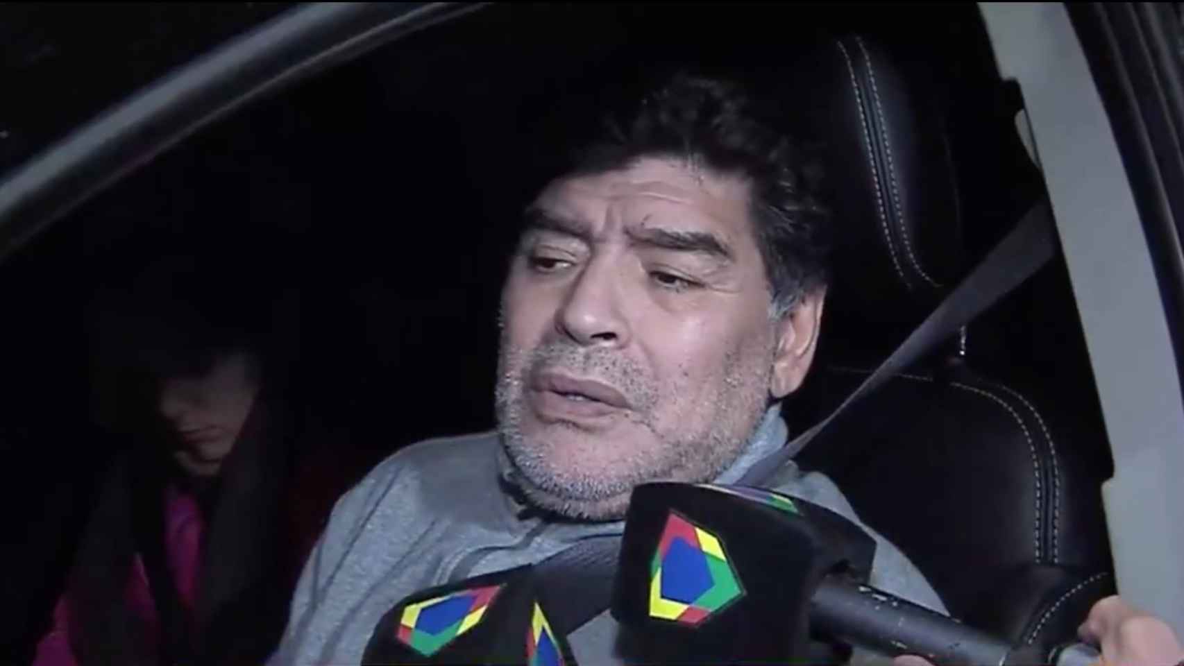 Diego Maradona, entrevistado dentro de su coche
