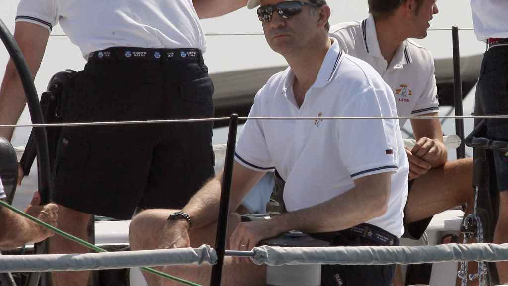 El rey Felipe navegando en julio de 2012.
