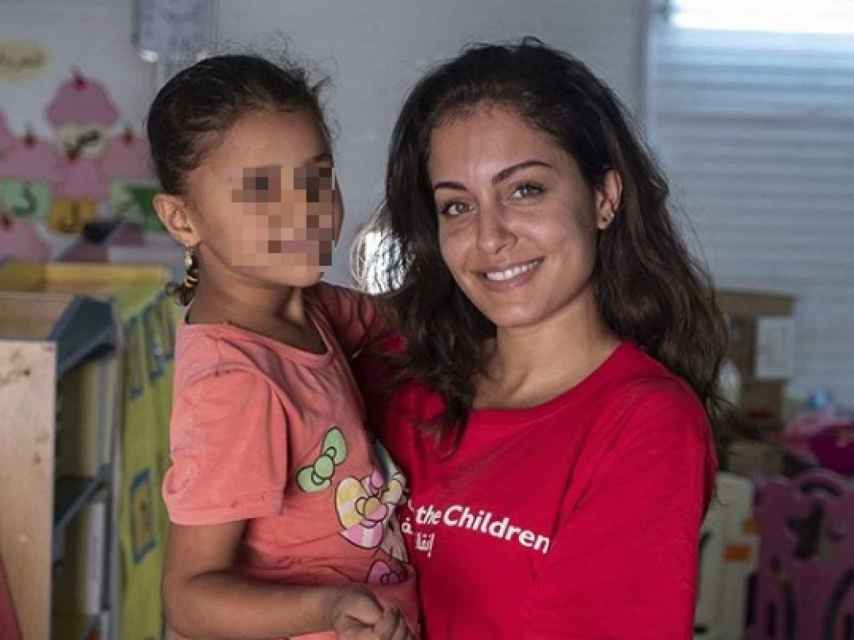 Hiba Abouk posa junto a una niña del campamento de refugiados.