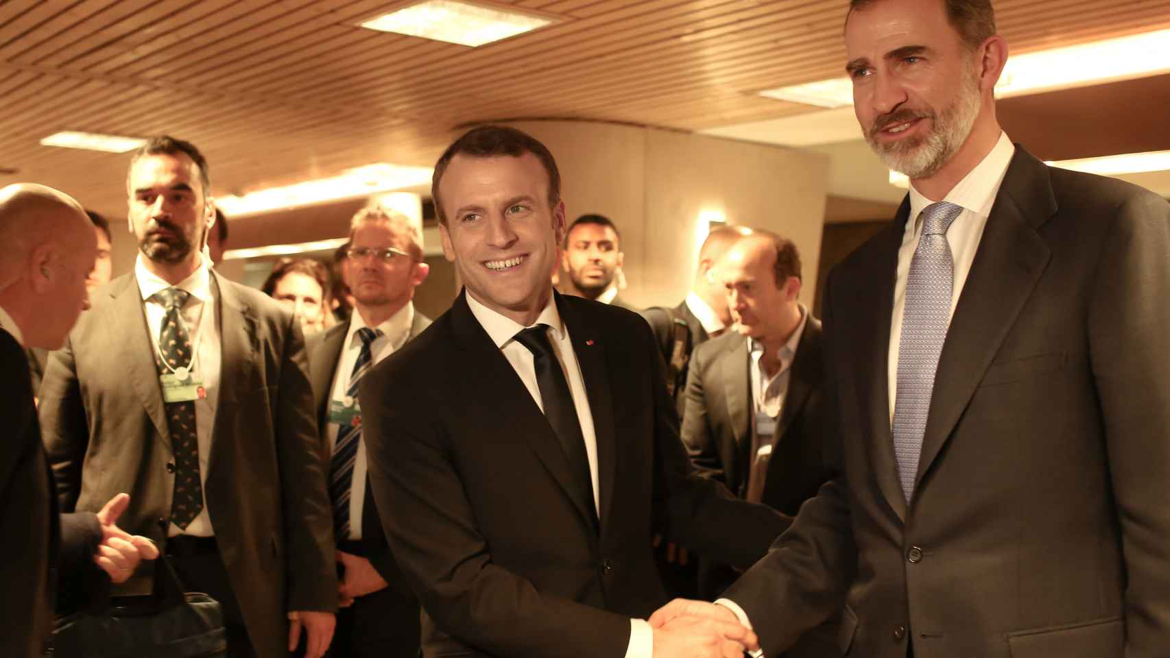 El rey Felipe y Emmanuel Macron en Davos.