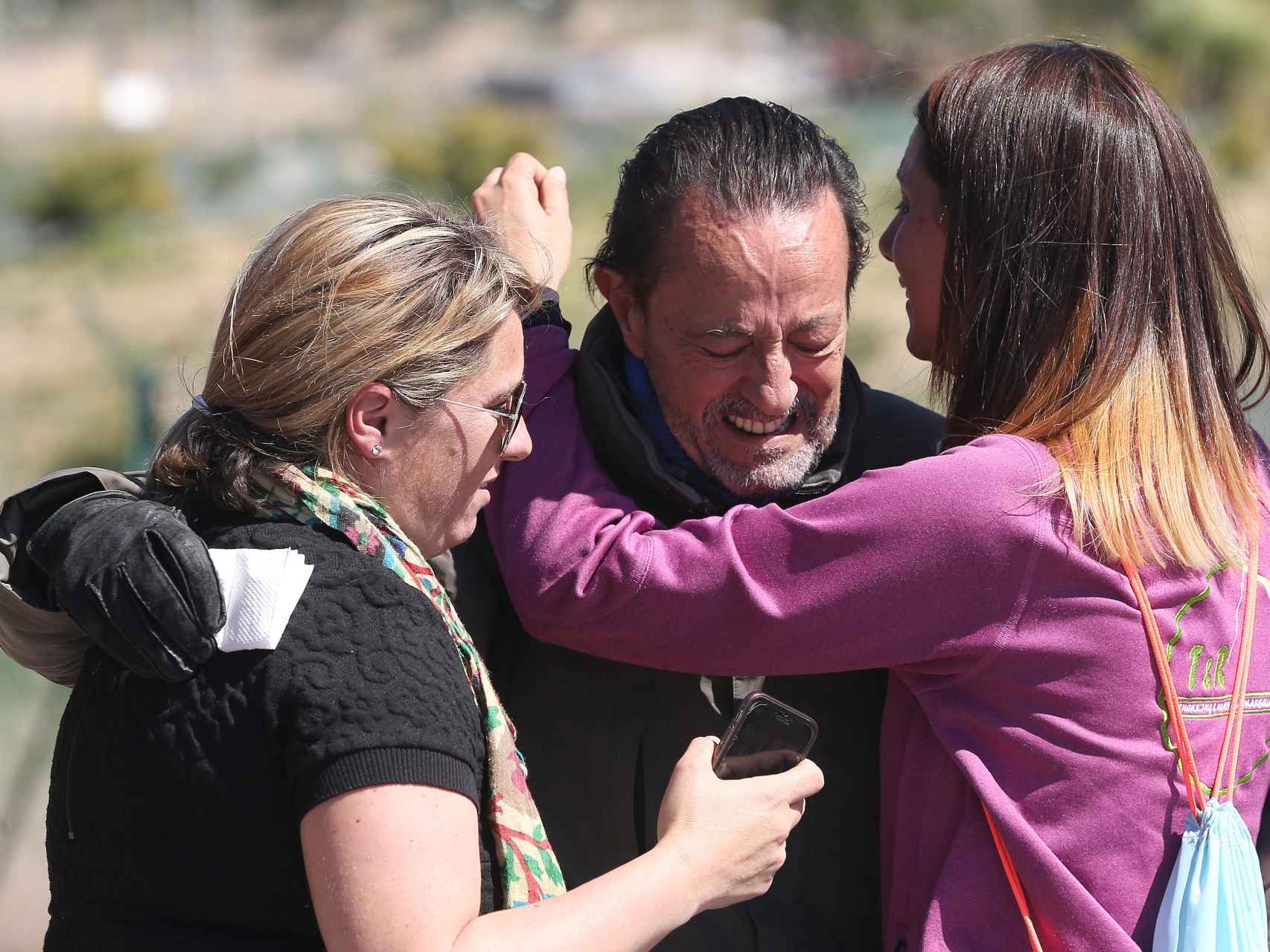 Julian Muñoz junto a sus hijas Elia y Eloisa Muñoz durante un permiso penitenciario.
