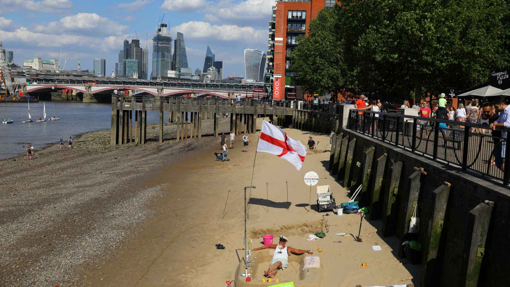 La playa de Londres, revelada por una marea extremadamente baja del Támesis.  REUTERS/Simon Dawson.