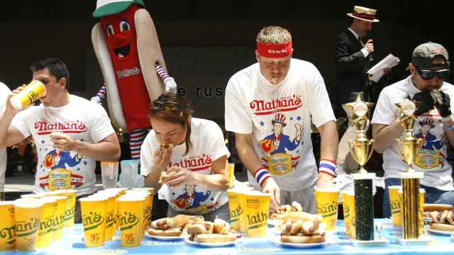 Un concurso de comer perritos calientes en EEUU.