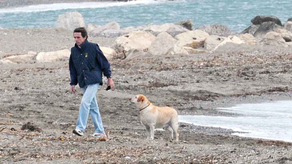 Aznar paseando a uno de sus perros en Marbella (foto de archivo).