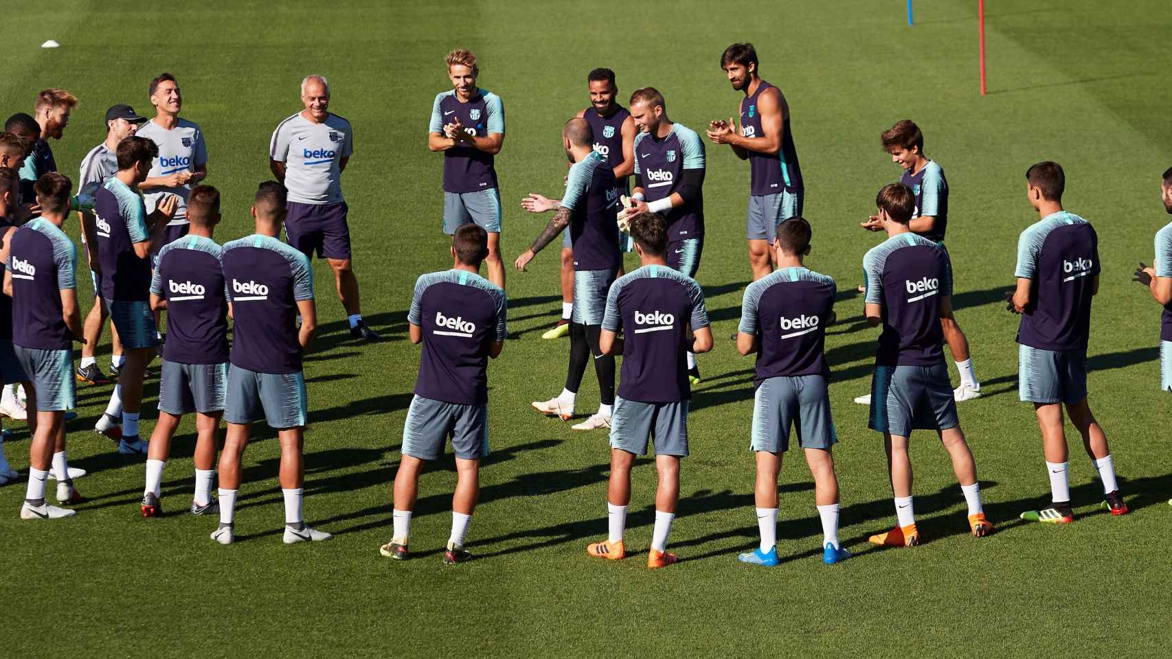La plantilla del FC Barcelona dirigida por su entrenador, Ernesto Valverde