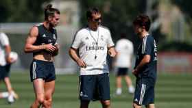 Bale, Lopetegui y Odriozola durante un entrenamiento.