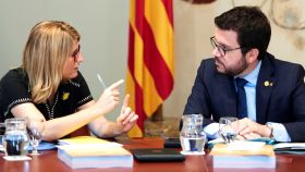 La consellera de la presidencia, Elsa Artadi, conversa con el vicepresidente de la Generalitat, Pere Aragonés, este martes.