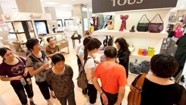 El turista chino gasta 2.500 euros en compras en España, el triple que el resto
