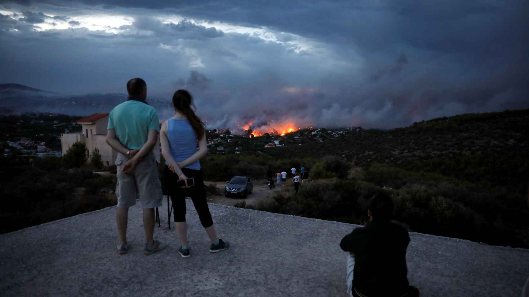 La población griega observa la destrucción de las llamas.