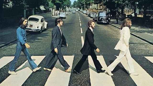 Los cuatro integrantes de The Beatles, cruzando el famoso paso de peatones de Abbey Road.