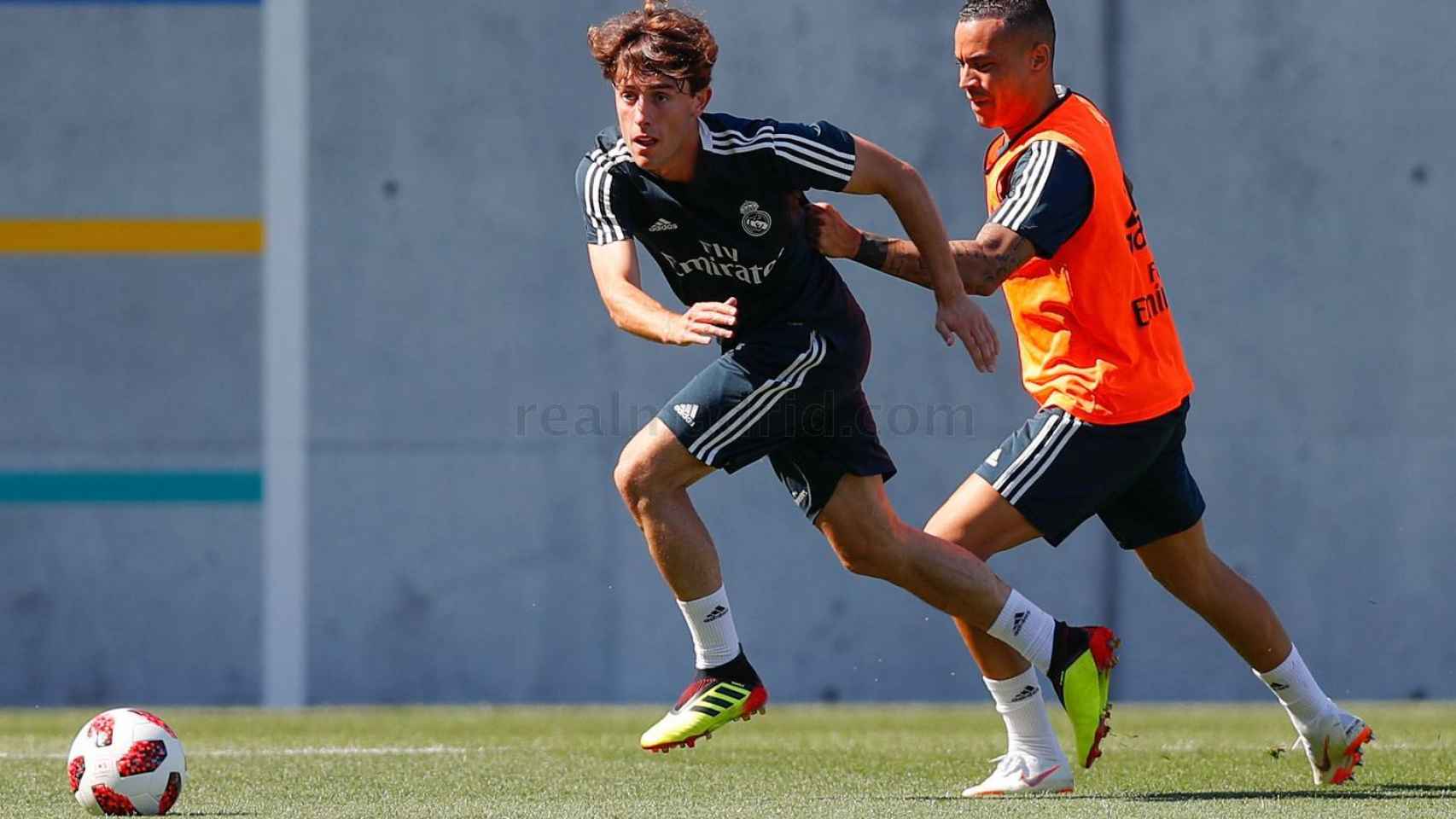 Raúl de Tomás agarra a Odriozola durante el entrenamiento del Real Madrid