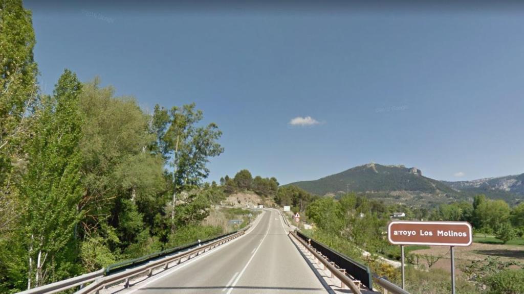 Carretera comarcal que atraviesa el arroyo