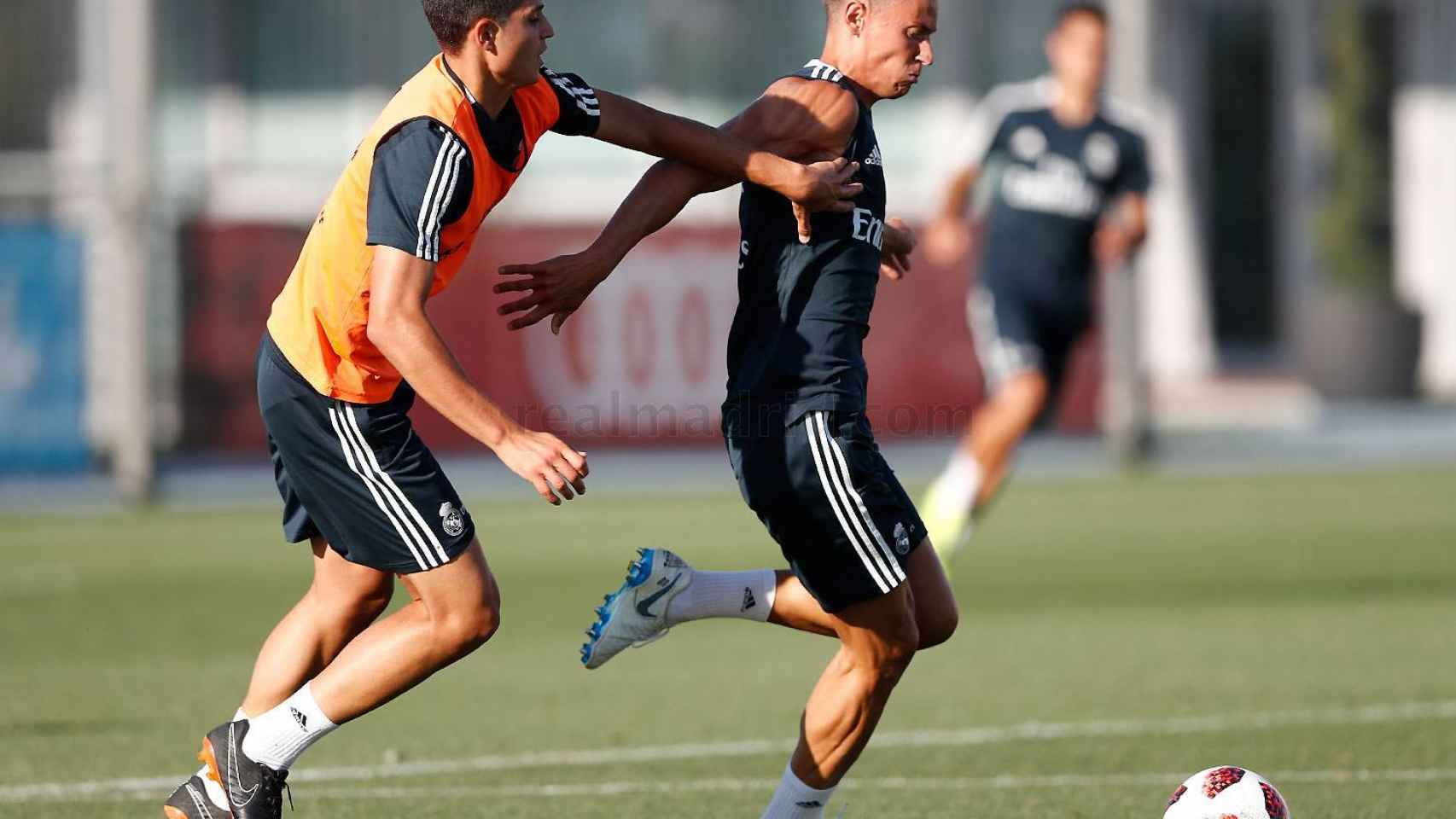 Jaume pelea un balón a Marcos Llorente durante un entrenamiento con el Real Madrid