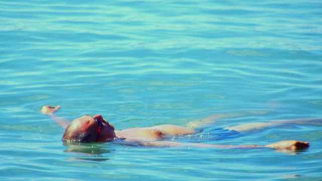 Un señor gozando al máximo durante un plácido baño en algún lugar del Mediterráneo.