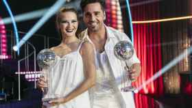 David Bustamante y Yana Olina posan con el trofeo en la gala final de 'Bailando con las estrellas'.
