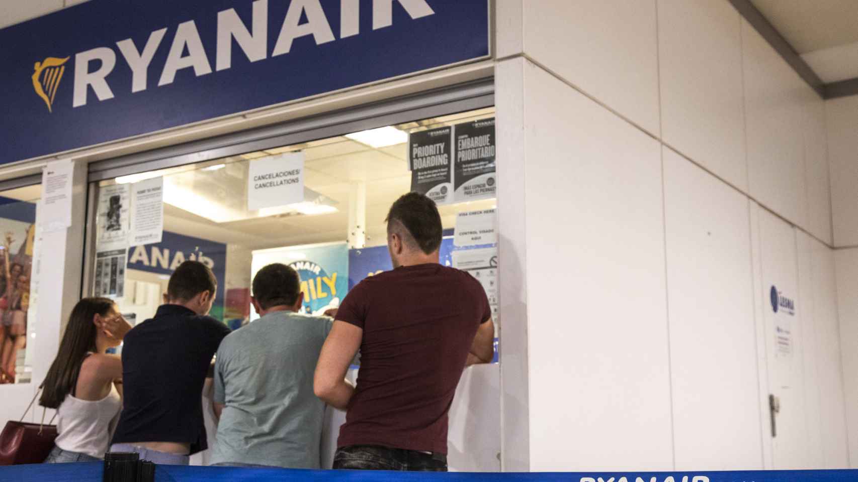 Varias personas solicitan información en el mostrador de Ryanair en Barajas.