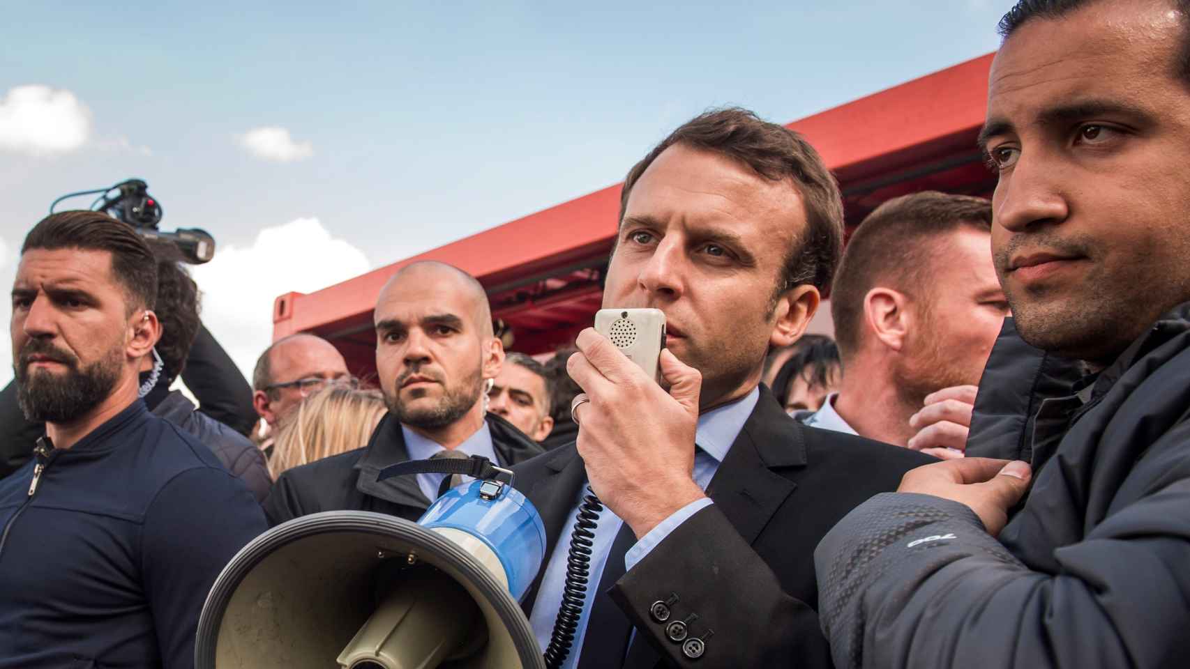Emmanuel Macron junto a su jefe de seguridad, Alexandre Benalla